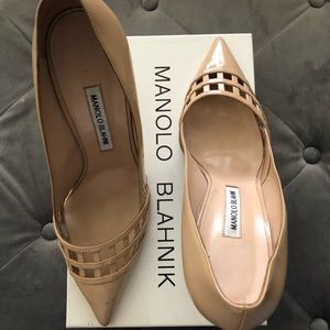 Manolo Blahnik nude pumps